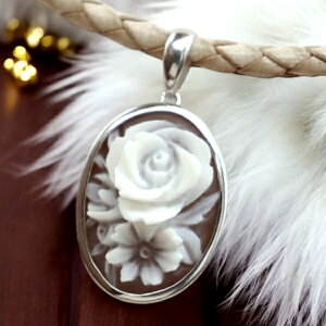カメオペンダント&ネックレス 18金ホワイトゴールド枠付 お花の美しいシェルカメオ Lジャンニーニ氏製作 立体的なお花カメオ 18K レザーネックレス付 カメオ アクセサリー 高級 ギフト お