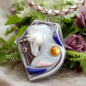 カメオネックレス ユニコーン サファイア ラピスラズリ コンク貝 黄蝶貝 シモネッリ作 Silver 高品質枠 ペンダントトップ イタリア カメオ アクセサリー 高級 ギフト お誕生日 プレゼントにもオススメ！！品質保証書/カメオ作家保証書/カメオデザイン手提げ袋付 送料無料