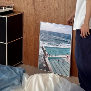 �\��̔�8�����{�`9����{�������\�� Bondi Icebergs -styleB �V���o�[�t���[���t�� �|�X�^�[ 70×50cm�yART OF BLACK�z