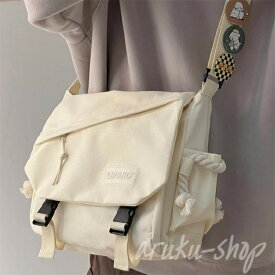 ショルダーバッグ 可愛い レトロ 大容量 メッセンジャーバッグ スクエア型 A4 缶バッチ 個性的 斜め掛け バッグ クロスボディ かぶせ 緑 グリーン 青 ブルー 黒 ブラック 黄色 イエロー 無地 使いやすい 学生 大学生 通学 スクール 旅行