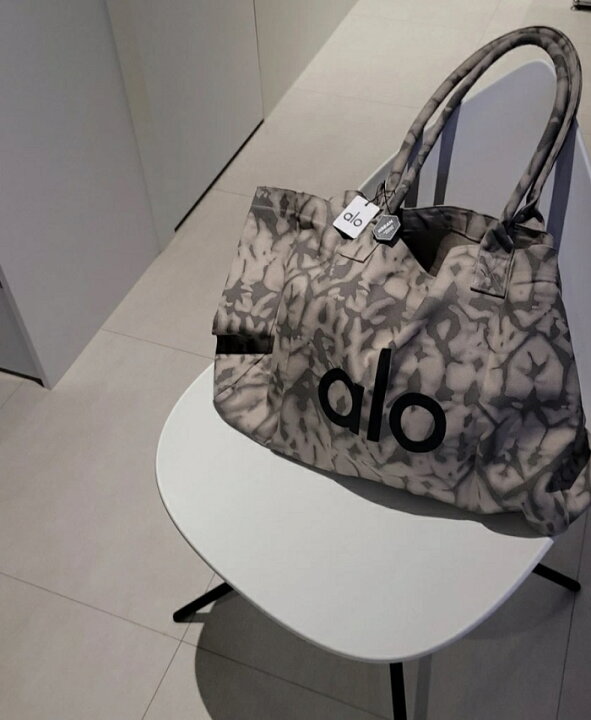 楽天市場】Alo Yoga Iconic Shopper Tote Bag Grey Tiedye アローヨガ 