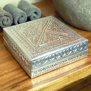 【最大2000円OFFクーポン】 アルミのデコレーション小物入れケース L 収納ボックス 収納ケース フタ付き 整理箱小 収納箱 バリ 雑貨 アジア雑貨 アジアン雑貨 新生活入れ物 正方形 オブジェ