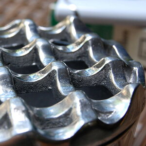 楽天市場 波型デザインの丸いアルミ製灰皿 M 灰皿 おしゃれ 灰皿 フタ付 おしゃれ 卓上灰皿 灰ざら はいざら 灰皿 来客用 アンティーク風 アンティーク調 オブジェ インテリア かっこいい 灰皿 アッシュトレイ バリ 雑貨 アジア雑貨 アジアン雑貨 バレンタイン