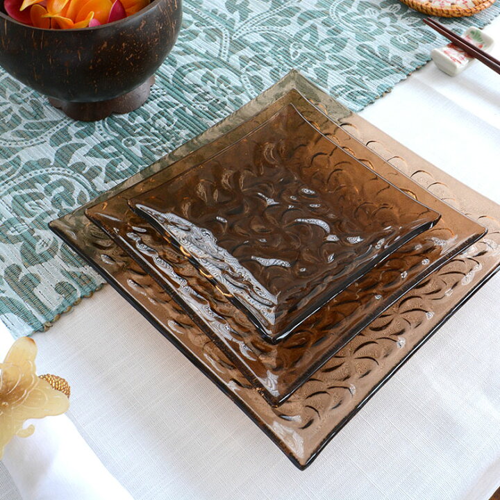 楽天市場 プルメリア柄ガラスプレート アンバー Lサイズ 21 21cm 食器 プレート ガラス皿 スクエア皿 小皿 アジアン雑貨 おしゃれ バリ雑貨 エスニック 前菜 花 オシャレ お皿 かわいい 四角 角皿 スクエア スクエアプレート バリ島 ハワイ フランジパニ ブラウン 茶色