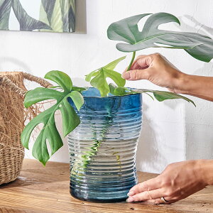 【最大2000円OFFクーポン】 フラワーベース ガラス ブルー グラデーション ウェーブデザイン 横縞 上径13.5cm 楕円柱 約 W13.5×D13.5×H20.5 cm 花瓶 花びん 花器 ガラスベース ガラス花びん 生花 ドラ