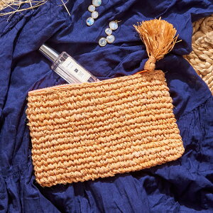 【最大2000円OFFクーポン】 アジアン雑貨 ポーチ 小物入れ ファスナー付き ポーチ 軽い 南国 雑貨 化粧ポーチ ラフィア 素材 バッグ クラッチ W14×D2×H25cm ナチュラル 夏 バッグ 手編み シンプル