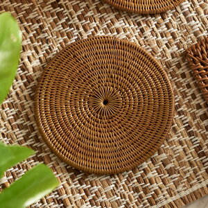 【最大2000円OFFクーポン】 アタで編まれた丸型 アジアン コースター1枚 ハイクオリティ 円形 丸型 丸いコースター おうちカフェ キッチン雑貨 トレイ トレー テーブルウェア モダン おしゃれ