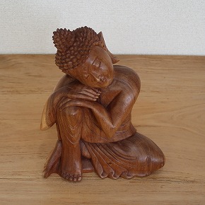 ブッダの木彫り リラックスブッダ 30cm 座像 スワール無垢材 木製仏像 