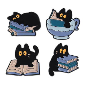 【カメラストラップのワンポイントに!!】メタル ピンバッジ 読書 猫ちゃん カバン 服のワンポイントに 真鍮製 ピンバッチ 黒猫 くろねこ クロネコ 本 カップ カフェ コーヒー cafe