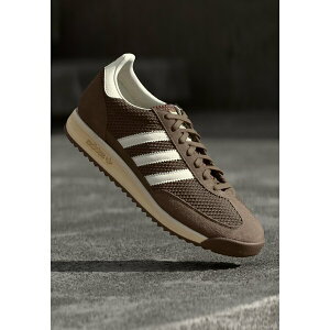 AfB_XIWiX Y Xj[J[ V[Y SL 72 RS UNISEX - Trainers - earth strata/off white/warm vanilla