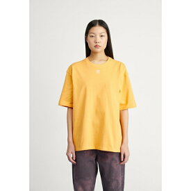アディダスオリジナルス レディース Tシャツ トップス ADICOLOR ESSENTIALS - Basic T-shirt - hazy orange