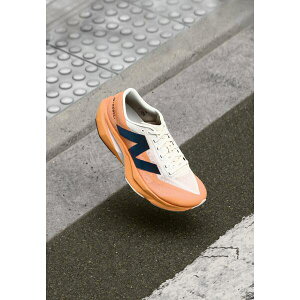�j���[�o�����X �����Y �t�B�b�g�l�X �X�|�[�c FUELCELL REBEL V4 - Road running shoes - orange/beige