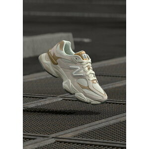 �j���[�o�����X ���f�B�[�X �X�j�[�J�[ �V���[�Y U9060 - Trainers - gold-coloured/beige