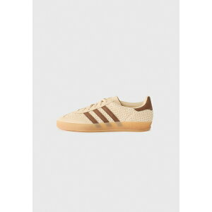 AfB_XIWiX fB[X Xj[J[ V[Y GAZELLE INDOOR - Trainers - sand strata/preloved brown/gum