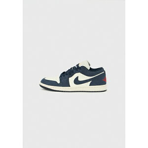 �W���[�_�� �����Y �X�j�[�J�[ �V���[�Y AIR JORDAN 1 LOW - Trainers - cargo khaki/university gold-coloured/sail/obsidian/chile red