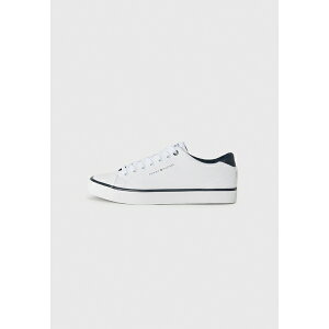 トミー ヒルフィガー メンズ スニーカー シューズ CORE - Trainers - white