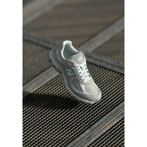 j[oX Y Xj[J[ V[Y U2002 UNISEX - Trainers - rain cloud