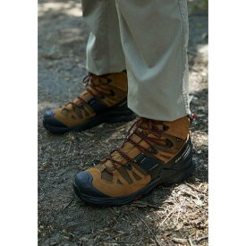 サロモン メンズ バスケットボール スポーツ QUEST 4 GTX - Hiking shoes - rubber/black/fiery red