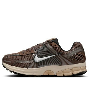 Nike �i�C�L ���f�B�[�X �X�j�[�J�[ Baroque Brown/Chrome/Light Orewood Brown/Hemp �y(WMNS) Nike Air Zoom Vomero 5 'Baroque Brown' FN6742-201�z �T�C�Y US_7.5(24.5cm)