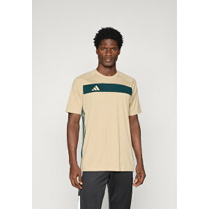 �A�f�B�_�X �����Y �J�b�g�\�[ �g�b�v�X TIRO25 ESSENTIALS JERSEY MEN - Print T-shirt - khaki/aurora ivy