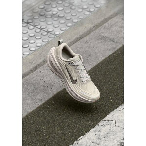 �i�C�L �����Y �t�B�b�g�l�X �X�|�[�c VOMERO PLUS - Road running shoes - college grey/med ash/light iron ore/med brown