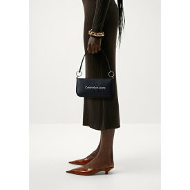 カルバンクライン レディース ハンドバッグ バッグ SCULPTED SHOULDER POUCH MONO - Handbag - fashion black