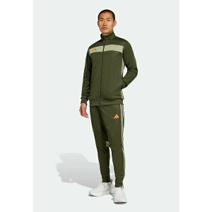 AfB_X Y JWApc {gX TIRO25 ESSENTIALS TRACKSUIT MEN - Tracksuit - night cargo tent green impact orange