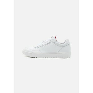 g~[ qtBK[ Y T_ V[Y BASKET CORE - Trainers - white