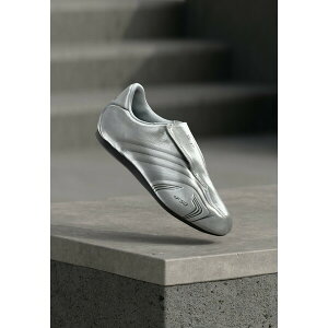 �A�f�B�_�X�I���W�i���X ���f�B�[�X �X���b�|���E���[�t�@�[ �V���[�Y TAEKWONDO F50 - Slip-ons - silver-coloured metallic/core black