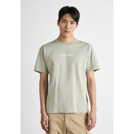 カルバンクライン メンズ サンダル シューズ HERO LOGO COMFORT - Basic T-shirt - taupe