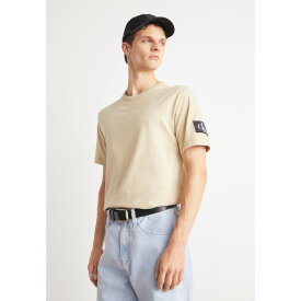 カルバンクライン メンズ サンダル シューズ BADGE REGULAR - Basic T-shirt - pale khaki