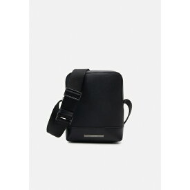 カルバンクライン メンズ ショルダーバッグ バッグ MODERN BAR REPORTER S - Across body bag - black saffiano