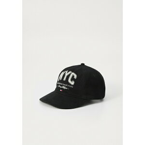 g~[ qtBK[ Y T_ V[Y FLAG SEASONAL 5 PANEL - Cap - black