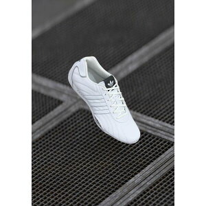 AfB_XIWiX Y Xj[J[ V[Y ADIRACER LO UNISEX - Trainers - footwear white/core black