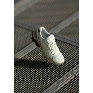 �A�V�b�N�X �����Y �X�j�[�J�[ �V���[�Y GEL KINETIC FLUENT UNISEX - Trainers - white/marzipan