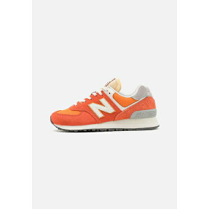 �j���[�o�����X �����Y �T���_�� �V���[�Y U574 UNISEX - Trainers - orange