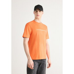 バブアー メンズ サンダル シューズ PERKINS - Basic T-shirt - flame orange