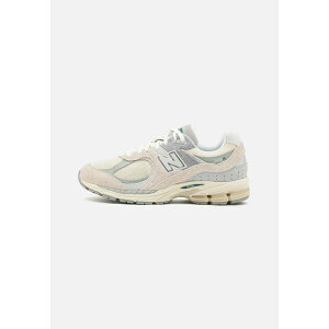 ニューバランス レディース スニーカー シューズ M2002 UNISEX - Trainers - beige/grey