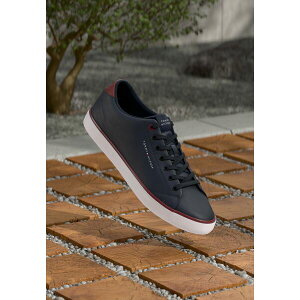 g~[ qtBK[ Y T_ V[Y CORE - Trainers - desert sky