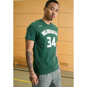 �i�C�L �����Y �o�X�P�b�g�{�[�� �X�|�[�c NBA GIANNIS ANTETOKOUNMPO MILWAUKEE BUCKS NAME AND NUMBER TEE - Print T-shirt - fir/antetokounmpo