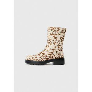 �R�y���n�[�Q�� �X�^�W�I ���f�B�[�X �u�[�c �V���[�Y GAZELLE - Classic ankle boots - white/light brown