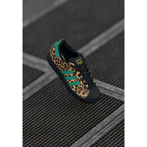 AfB_XIWiX fB[X Xj[J[ V[Y SUPERSTAR II - Trainers - core black/court green/gold metallic
