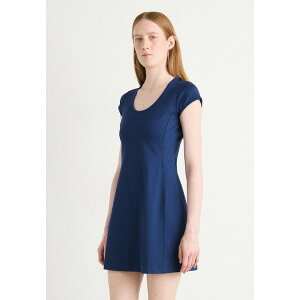 �J���o���N���C�� ���f�B�[�X �����s�[�X �g�b�v�X PUNTO MILANO SCOOP DRESS - Jersey dress - pageant blue