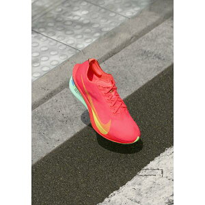 iCL fB[X ejX X|[c ZOOMX VAPORFLY NEXT% 4 - Road running shoes - bright crimson/lime blast/mint foam/cave purple/hyper orange/ember glow