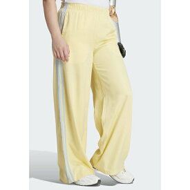 アディダスオリジナルス レディース カジュアルパンツ ボトムス WIDE LEG PANTS - Trousers - almost yellow