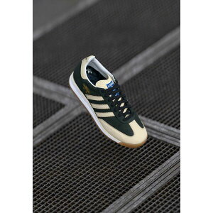 �A�f�B�_�X�I���W�i���X �����Y �X�j�[�J�[ �V���[�Y SL 72 RS UNISEX - Trainers - core black/cream white