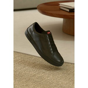 �J���y�[�� �����Y �X�j�[�J�[ �V���[�Y PEU TOURING - Trainers - black