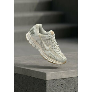 �i�C�L ���f�B�[�X �X�j�[�J�[ �V���[�Y ZOOM VOMERO 5 - Trainers - light bone/phantom/light orewood brown/black