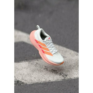 �A�f�B�_�X ���f�B�[�X �t�B�b�g�l�X �X�|�[�c SUPERNOVA GLIDE - Road running shoes - footwear white/beam orange/lucid red