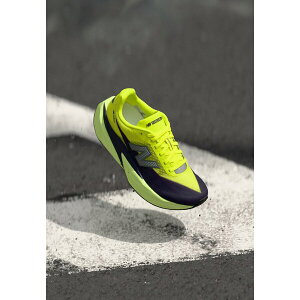�j���[�o�����X ���f�B�[�X �t�B�b�g�l�X �X�|�[�c FUELCELL REBEL V5 - Road running shoes - alkaline green